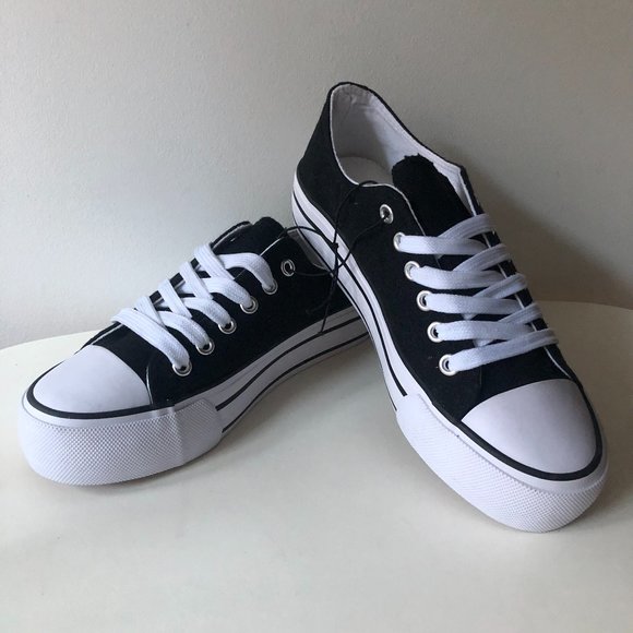 Forever21 black white canvas low top sneakers - Picture 2 of 7